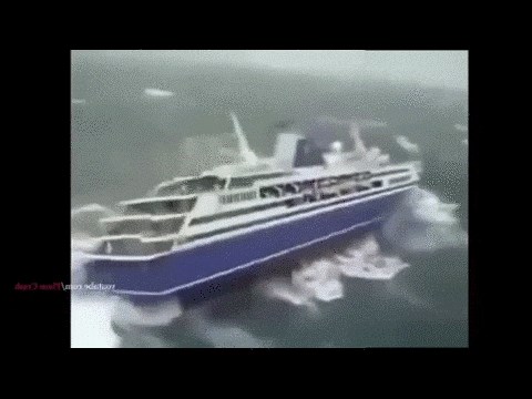 GIF: Divljački valovi cijeli kruzer doveli tik do prevrtanja!