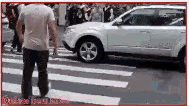 Razljutila ga je vozačica koja je stajala na pješačkom prijelazu, on joj se odmah osvetio!