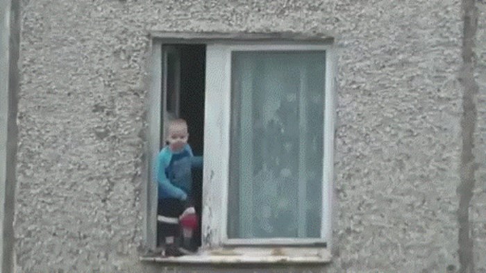 Opasna snimka iz Rusije: Gdje su roditelji ovog djeteta?!