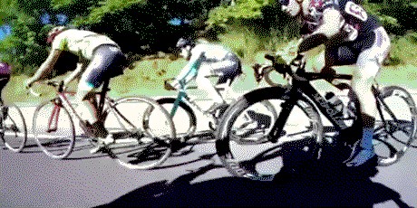 GIF: Biciklist pronašao savršen način kako prestići ostale