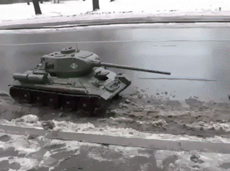 Tenk se vozi po drvenim letvama! Mislite da je nemoguće?