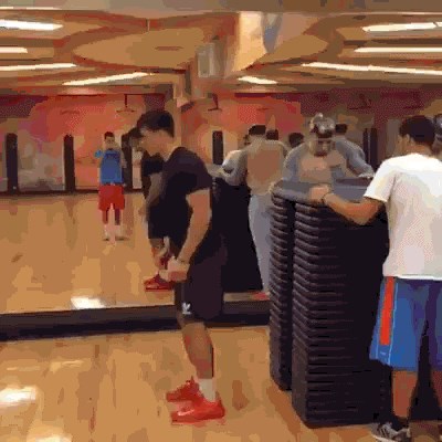 GIF: Ovaj skače kao da ima supermoći!