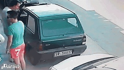 GIF: Je li ovo moguće?! Golim rukama podigao auto!!