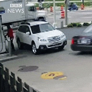 EPSKA BORBA PROTIV LOPOVA Pokušao joj je ukrasti auto no ona se nije predala!