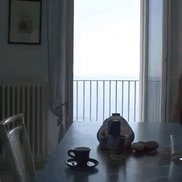 Mladić se probudio, odšetao do prozora i skočio s balkona!