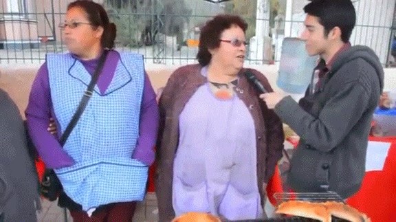 UHVAĆEN NA DJELU Dok je davala intervju za televiziju, pas joj je ukrao specijalitet!