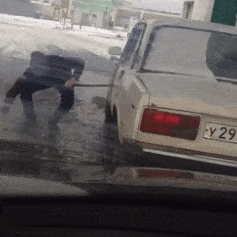 Je li ovo provalnik ili vlasnik auta koji ne može otvoriti vrata stare Lade?