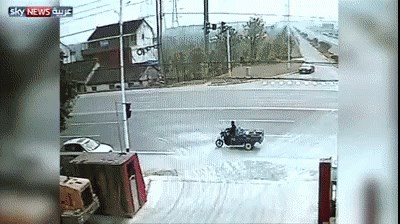 Riješen misterij: Ovako automobili završe na krovu kuće