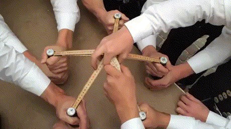 Mislite da nije moguće? Evo kako otvoriti 5 boca piva istovremeno!