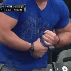 Osramotio se pred kamerama: Sav je nabildan, a ne može otvoriti bocu!