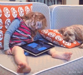 GIF Htjela je samo malo odmoriti, no psić se nije složio s tom idejom