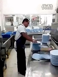 GIF: Ekstremno pranje suđa u Japanu