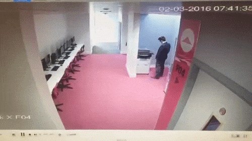 GIF: E-cigareta mu EKSPLODIRALA u džepu!