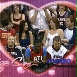 Kada je "kiss cam" prikazala dvije žene, svi su gledali što će se dogoditi, a onda su im muškarci ukrali show