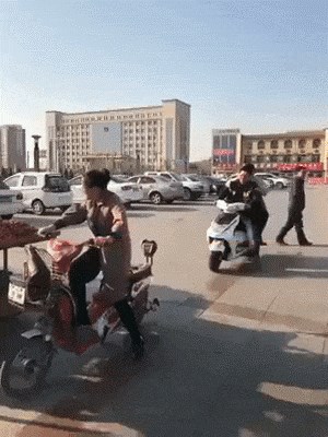 Ovi likovi su doktorirali krađu, žena nije ni primijetila da su joj uzeli torbicu