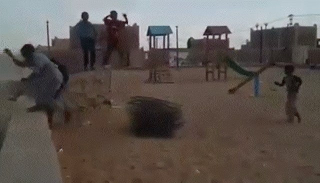 GIF: Neka djeca se još uvijek znaju igrati bez mobitela i računala