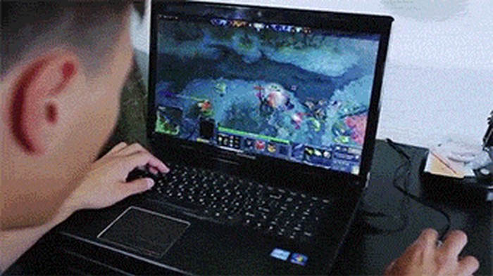 GIF: Kakva BUDALA- odbio žensku radi igrice