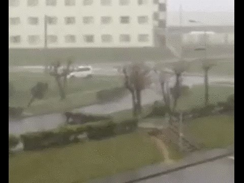 GIF: Čudovišni uragan odnio auto i postigao nešto nevjerojatno!