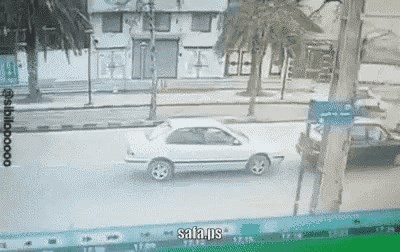 Motociklist se punom brzinom zabio u auto, ali je preživio na najneobičniji moguć način!