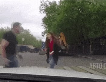 "Muškarčina" napao sitnu ženicu na pješačkom prijelazu pa dobio ono što je tražio