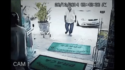 GIF: Čovjek koji se ne boji pištolja