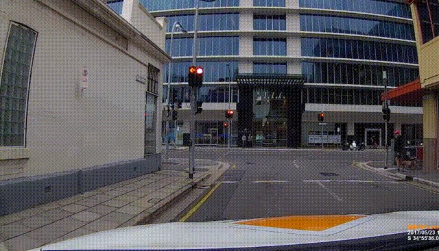 Živčani muškarac se malo previše uznemirio pa se zabio ravno u stup