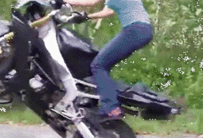 Kako žene izvode trikove na motorima