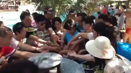 GIF: Evo kako to izgleda kada u kineskom selu dijele besplatnu hranu