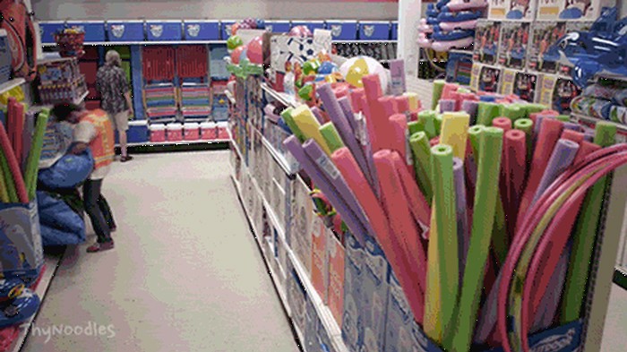 U supermarketu je odlučio isprobati gumenjak, pogledajte što mu se dogodilo!