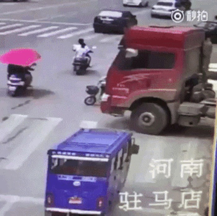 Vozač kamiona nije vidio ženu, jedva je izvukla živu glavu!