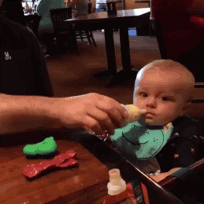 Tata ima posebnu tehniku: Što se dogodi kad muškarcu daš da nahrani bebu