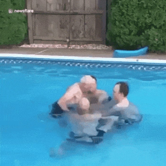 I stariji ljudi se znaju dobro zabavljati na bazenima, ovaj djed je dokazao da još uvijek može puno toga