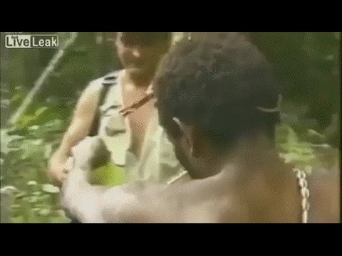 GIF: Domorodac prvi put vidi zrcalo