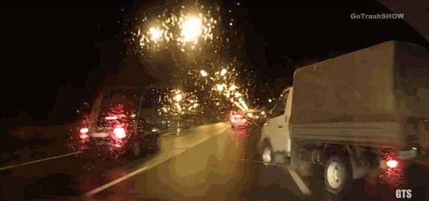 Nevjerojatna snimka s ceste: Dok mu se kamionić kliže i okreće, on mirno sjedi i telefonira?!