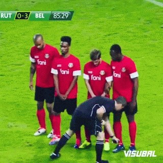 GIF: Najluđi sudac! Sprej izlio igraču u oči