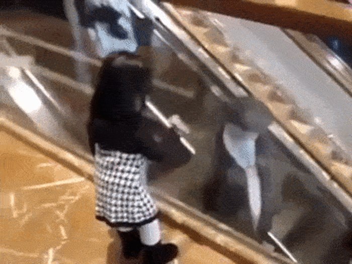 Mala djevojčica je uljepšala dan ljudima koji su koristili pokretne stepenice