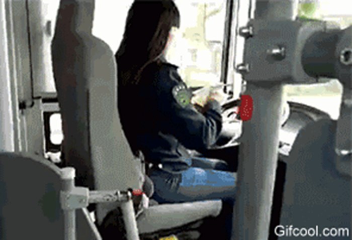 Vozačica autobusa snimljena kako jede tijekom vožnje!