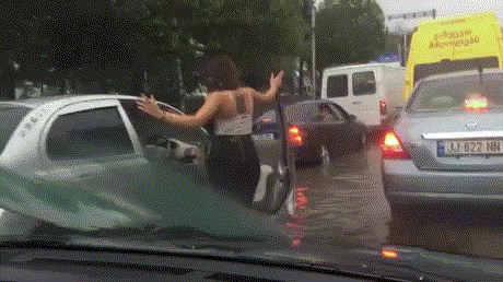 GIF: Ništa joj neće ovaj dan pokvarit...