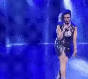 Pjevačica se na nastupu previše rasplesala, nije primijetila da joj padaju gaćice