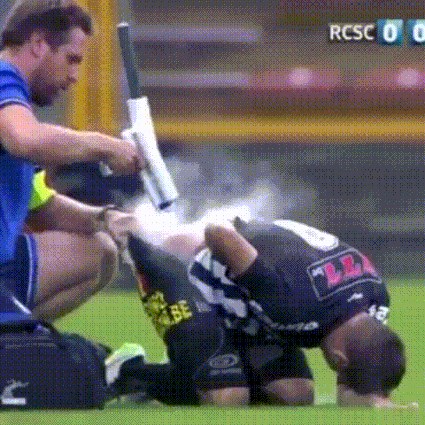 GIF: Instantno liječenje ozljede na terenu