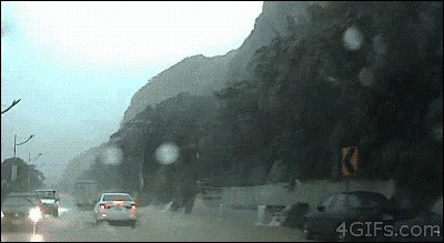 GIF: Iz auta snimio neviđeni odron velikih kamenja