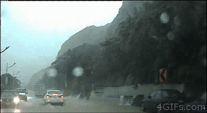 GIF: Iz auta snimio neviđeni odron velikih kamenja