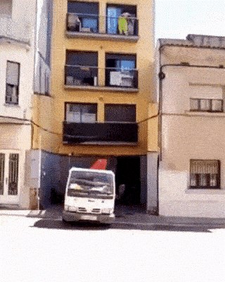 Selili su se s trećeg kata i nisu znali kako spustiti kauč, palo im je na pamet nešto najgluplje ikad