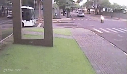 GIF Žurilo mu se pa je krenuo prečicom, no nije primijetio skrivenu prepreku 