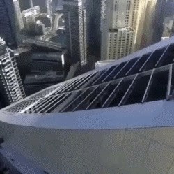 GIF Ludost ili hrabrost? Ako se bojite visina, nemojte ni gledati!