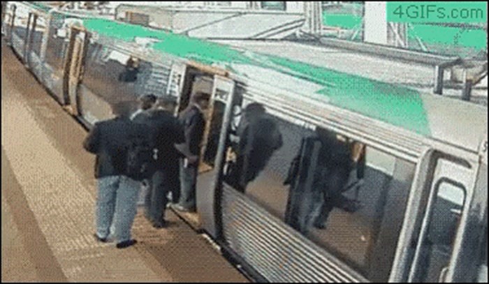 GIF: Putnici nagnuli vlak kako bi oslobodili muškarca koji je zapeo nogom pri ulasku