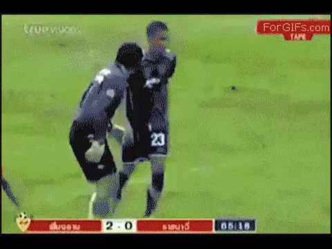 GIF: Golman zamijenio igračevu glavu za loptu