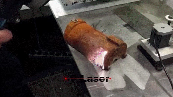 GIF: Ovako izgleda lasersko skidanje hrđe