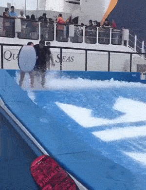 Žena je isprobala najnoviji bazen za surfanje pa ostala bez gaća