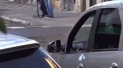 Bacio je papir kroz prozor, a radnik gradske čistoće uzvratio je udarac